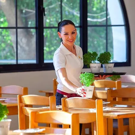 Готель Mayfair Gardens 3*