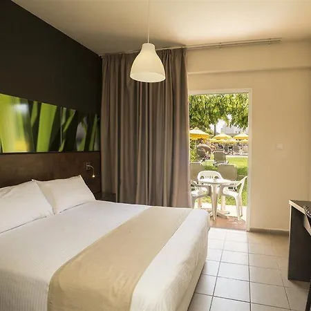 Mayfair Gardens 3* Пафос