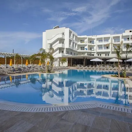 Mayfair Gardens Пафос