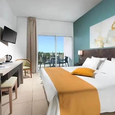 Готель Mayfair Gardens 3*