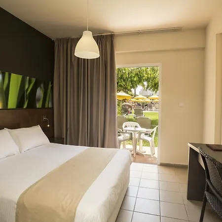 Готель Mayfair Gardens 3*