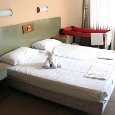 Готель Mayfair Gardens 3*
