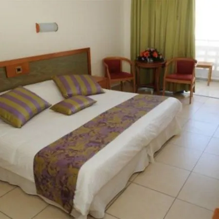 Готель Mayfair Gardens 3*