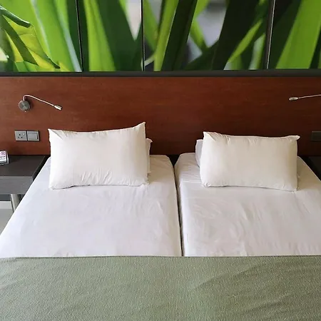 Mayfair Gardens Готель 3*