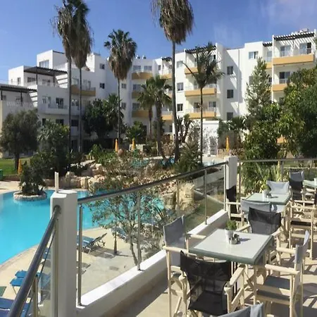 Mayfair Gardens Готель